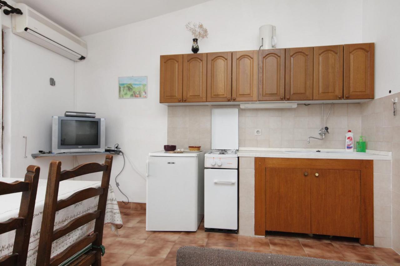 Apartments By The Sea Nemira, Omis - 5884 Tice Zewnętrze zdjęcie